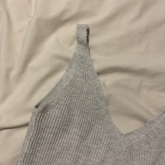 Tank top/crop top. Off white grey cropped ribbed tank top - Picture 2 of 3